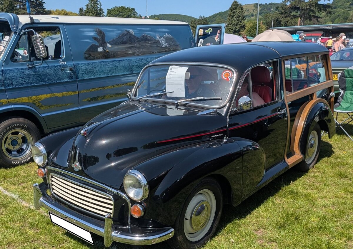 Morris Minor 1000 Traveller, gebaut von 1953 bis 1971. Das Modell Minor wurde bereits 1948 als Morris MM vorgestellt. Erst im Jahr 1953, da lief schon der Morris Minor Series II, wurde der Traveller mit Holzaufbau im so genannten  Woody-Look  vorgestellt. Der abgelichtete Morris aus dem Jahr 1968 d�rfte Farbton trafalgar blue lackiert. Angetrieben wird der Kombi von einem Vierzylinderreihenmotor, der aus einem Hubraum von 1098 cm� genau 50 PS leistet. Abergavenny Steam and Vintage Show am 27.05.2023.