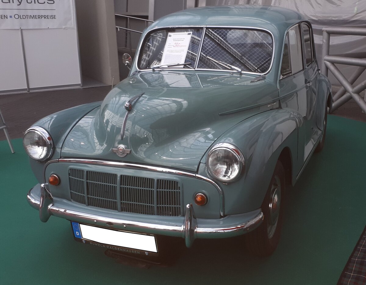 Morris Minor Series 2 fourdoor aus dem Jahr 1954. Als Morris Minor MM kam dieses Modell 1948 auf den Markt. Im Jahr 1952 fusionierten die Marken Austin und Morris zur BMC (B ritish M otor C orporation). Zeitgleich wurde der optisch und technisch modifizierte Morris Minor vorgestellt. Das Modell war als zwei- und viert�rige Limousine und als viert�rige Cabrio-Limousine lieferbar. 1953 kam noch das dreit�rige Modell  Traveller  hinzu. Es war ein Kombimodell mit hinterem Holzaufbau. Schnell avancierte der Minor zum britischen  Volkswagen . Der Vierzylinderreihenmotor des Minor Series 2 hat einen Hubraum von 803 cm� und leistet 30 PS. 1956 folgte dann der Minor 1000, der noch sage und schreibe 16 Jahre gebaut wurde. Optisch kann man den Series 2 Minor am besten vom Minor 1000 durch die geteilte Frontscheibe unterscheiden. Retro Classic Essen am 09.04.2026.
