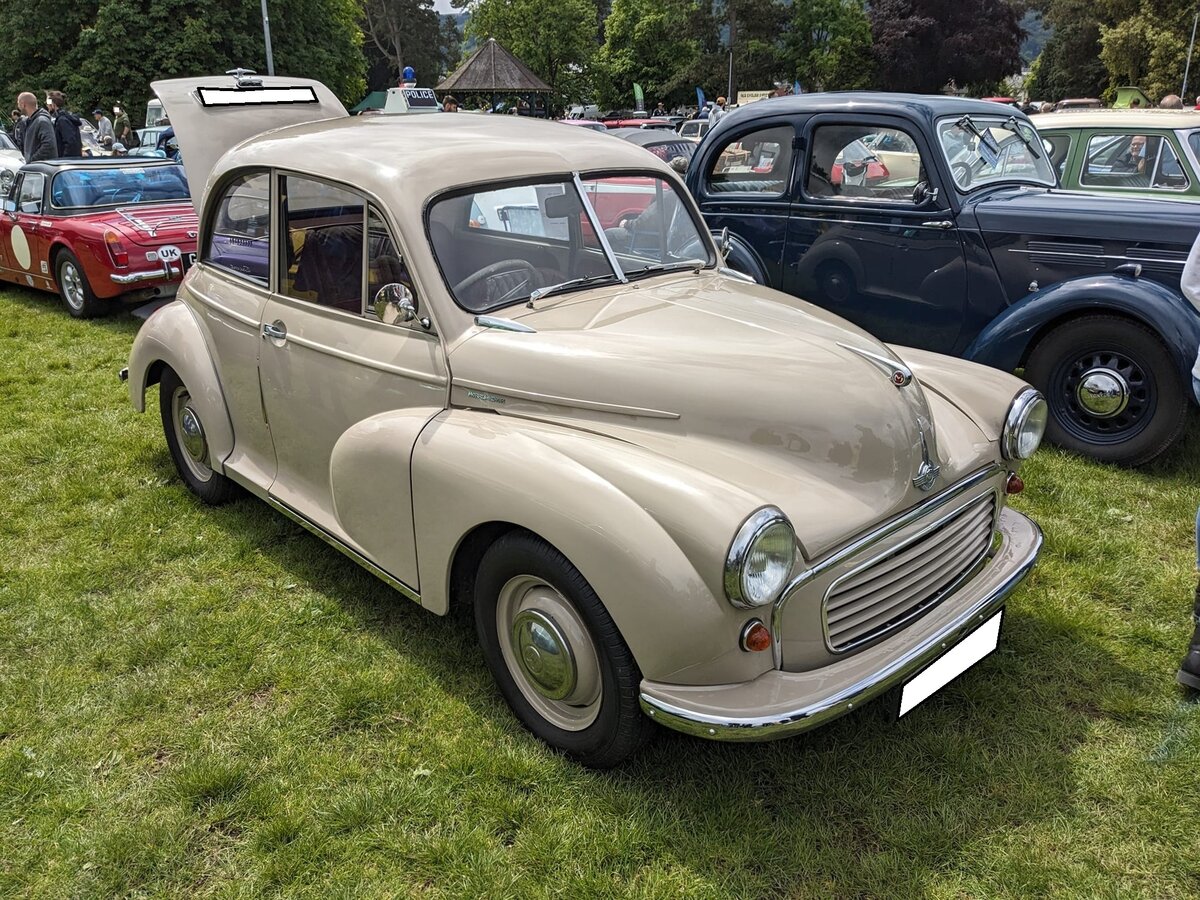 Morris Minor Series 2 twodoor aus dem Jahr 1956. Als Morris Minor MM kam dieses Modell 1948 auf den Markt. Im Jahr 1952 fusionierten die Marken Austin und Morris zur BMC (B ritish M otor C orporation). Zeitgleich wurde der optisch und technisch modifizierte Morris Minor vorgestellt. Das Modell war als zwei- und viertürige Limousine und als viertürige Cabrio-Limousine lieferbar. 1953 kam noch das dreitürige Modell  Traveller  hinzu. Es war ein Kombimodell mit hinterem Holzaufbau. Schnell avancierte der Minor zum britischen  Volkswagen . Der Vierzylinderreihenmotor des Minor Series 2 hat einen Hubraum von 803 cm³ und leistet 30 PS. Im Spätherbst des Jahres 1956 folgte dann der Minor 1000, der noch sage und schreibe 16 Jahre gebaut wurde. Optisch kann man den Series 2 Minor am besten vom Minor 1000 durch die geteilte Frontscheibe unterscheiden. Der gezeigte Minor dürfte im Farbton cream lackiert sein. Steam and vintage show am 27.05.2024 in Abergavenny/South Wales.