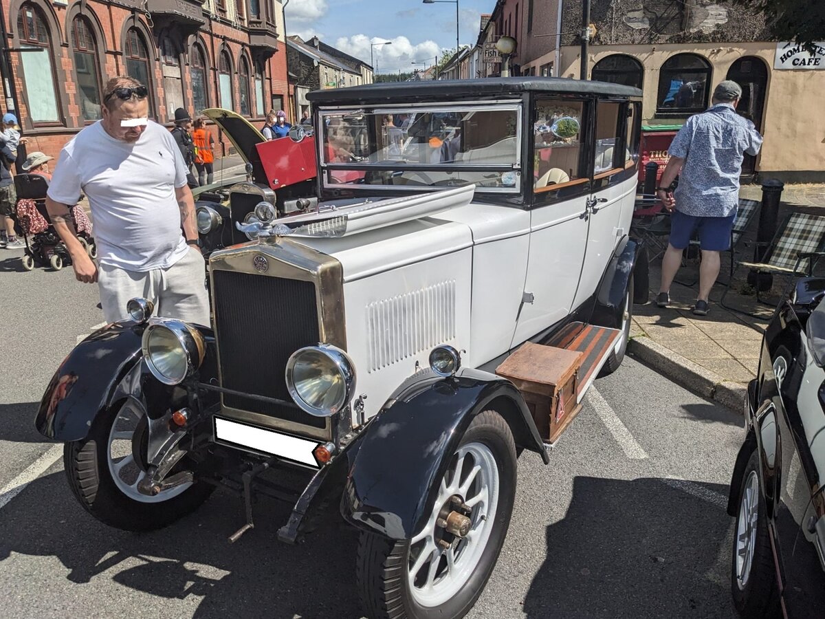 Morris Oxford  Flatnose  mit einer viertürigen Werkskarosserie aus dem Jahr 1927. Zwischen Produktionsbeginn im Jahr 1926 und Produktionsende im Jahr 1930 setzte die Marke knapp 32.300 Autos (alle Karosserieversionen zusammen genommen) dieser Modellreihe ab. Angetrieben wird das Auto von einem Vierzylinderreihenmotor mit einem Hubraum von 110 cui (1802 cm³) und rund 15 PS. Classic car meeting in Brynmawr/South Wales am 28.07.2024.