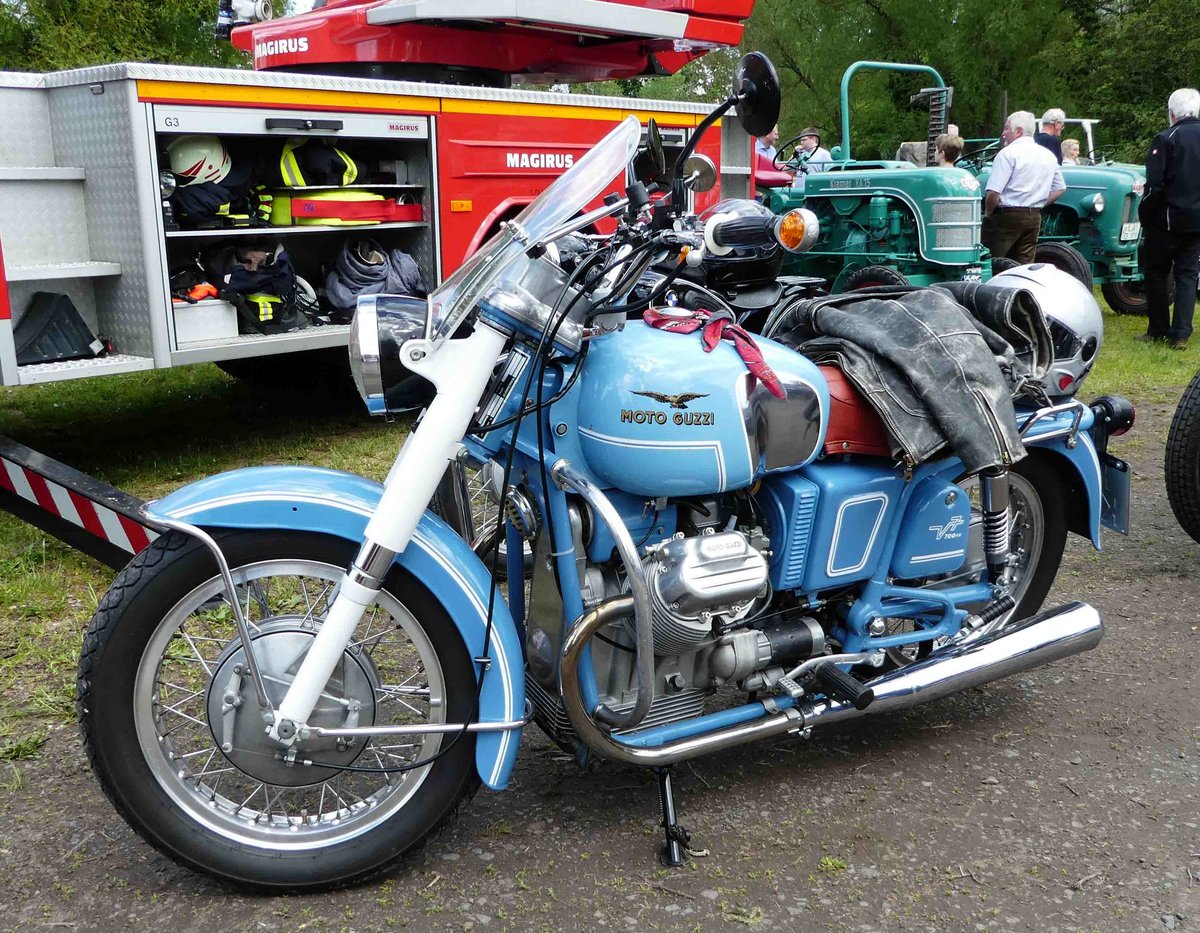 =Moto Guzzi V 7, gesehen im Mai 2017 in der Burgenstadt Schlitz