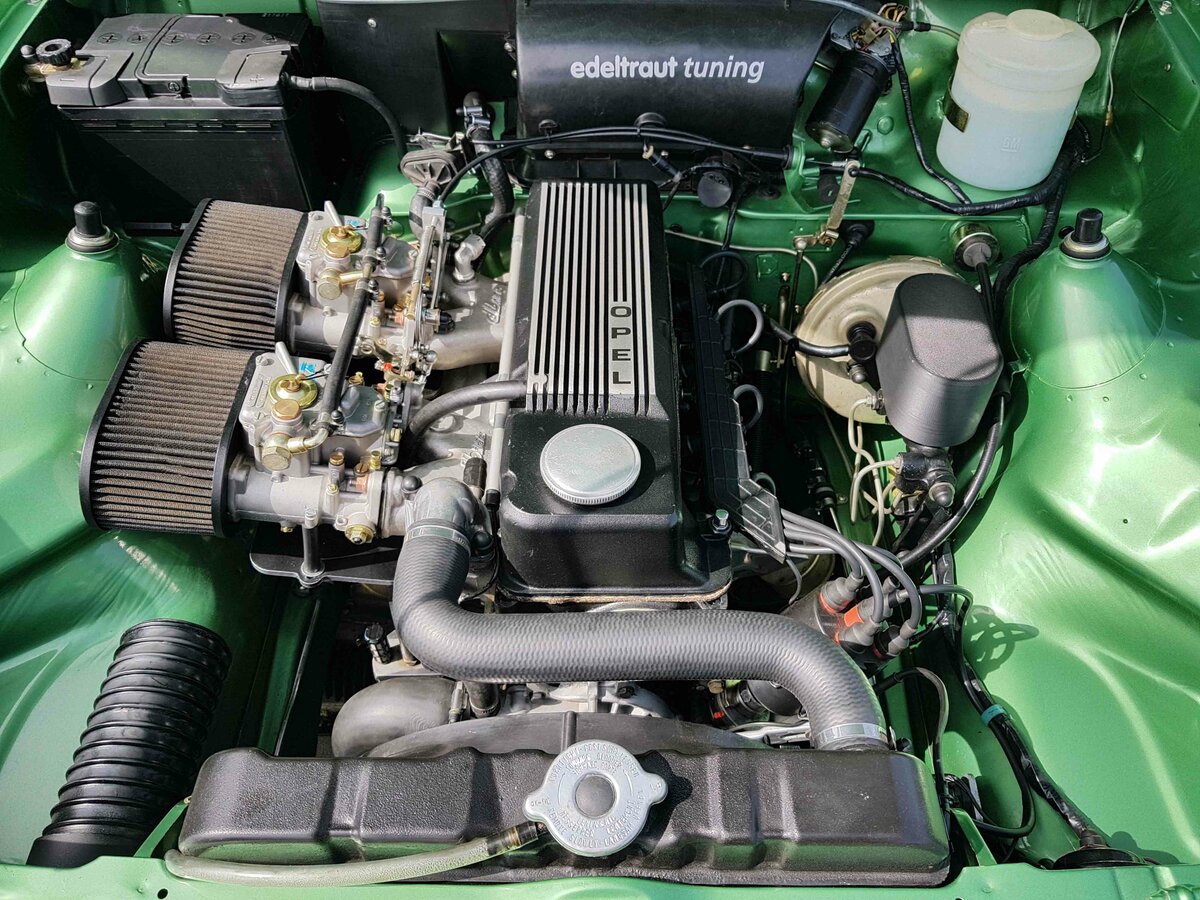=Motor des Opel Kadett C, gesehen bei der Oldtimerveranstaltung in Frankenberg/Eder im Mai 2023