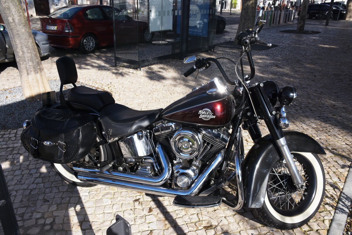 Motorrad der Marke Harley Davidson an der Avenida 5 de Outubro (Olhão/Portugal, 16.01.2022)