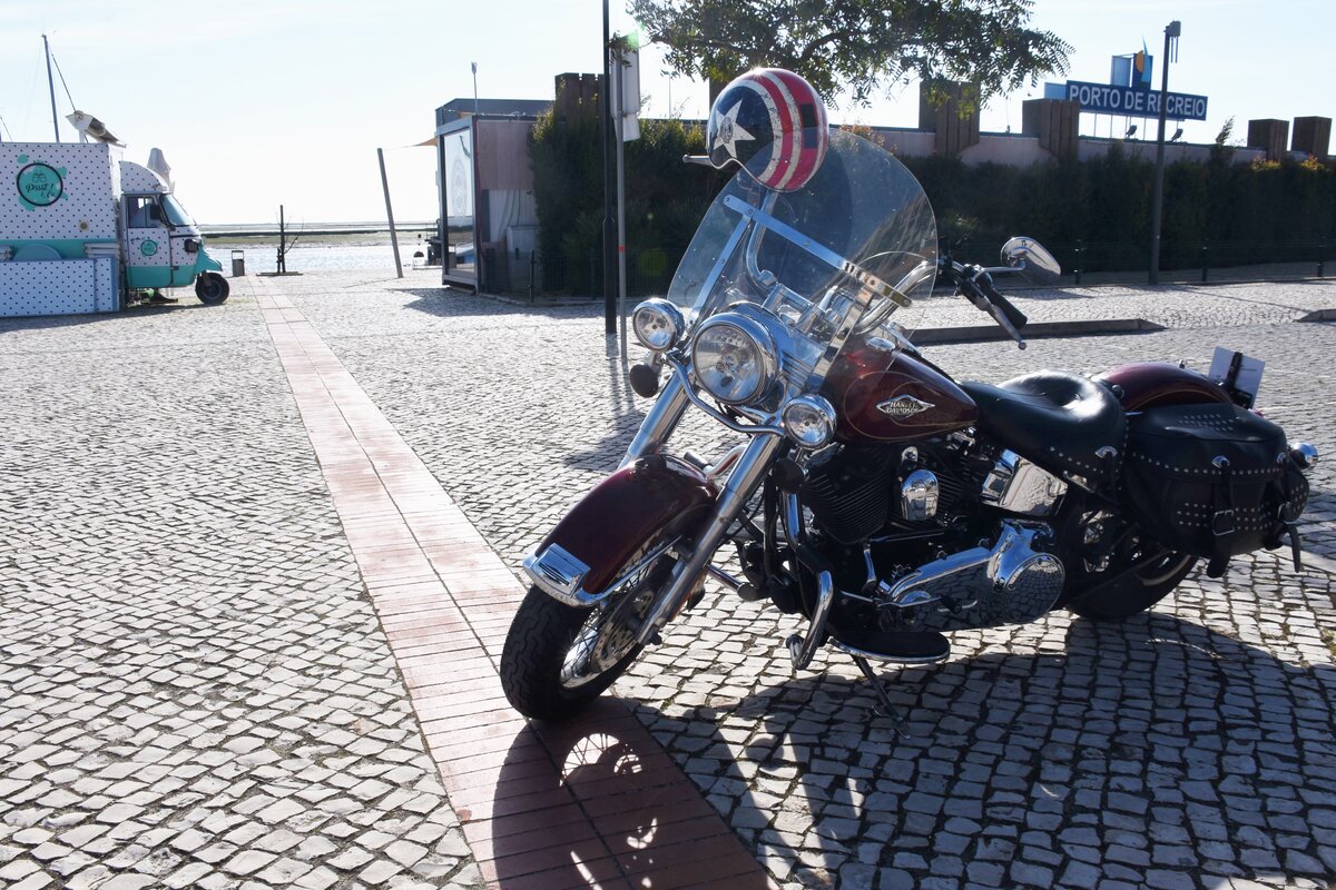 Motorrad der Marke Harley Davidson beim noch nicht fertig gestellten Porto do Recreio (Jachthafen, wörtlich  Hafen der Erholung ) an der Avenida 5 de Outubro (Olhão/Portugal, 22.01.2022)