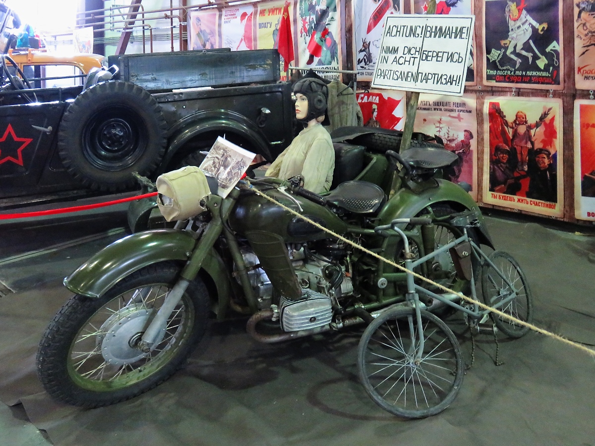 Motorrad mit Beiwagen in einem kleinen Technikmuseum, dem музей ретро техники, im Малая Октябрьская железная дорога Depot in Pushkin, 19.8.17