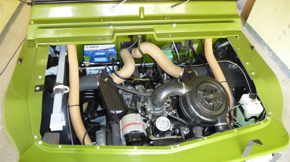 Motorraum Citroën Méhari
Aufenommen am 6.06.2015 in Lachen.

Der Motor hat 602 ccm und leistet 28.5 PS. Trotzdem fährt das ca. 580kg schwere Auto ganz gut damit.