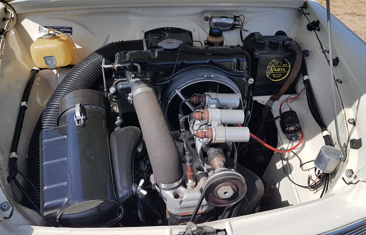 =Motorraum des DKW Junior Cabrio, gesehen bei der Oldtimerveranstaltung in Frankenberg/Eder. Mai 2024