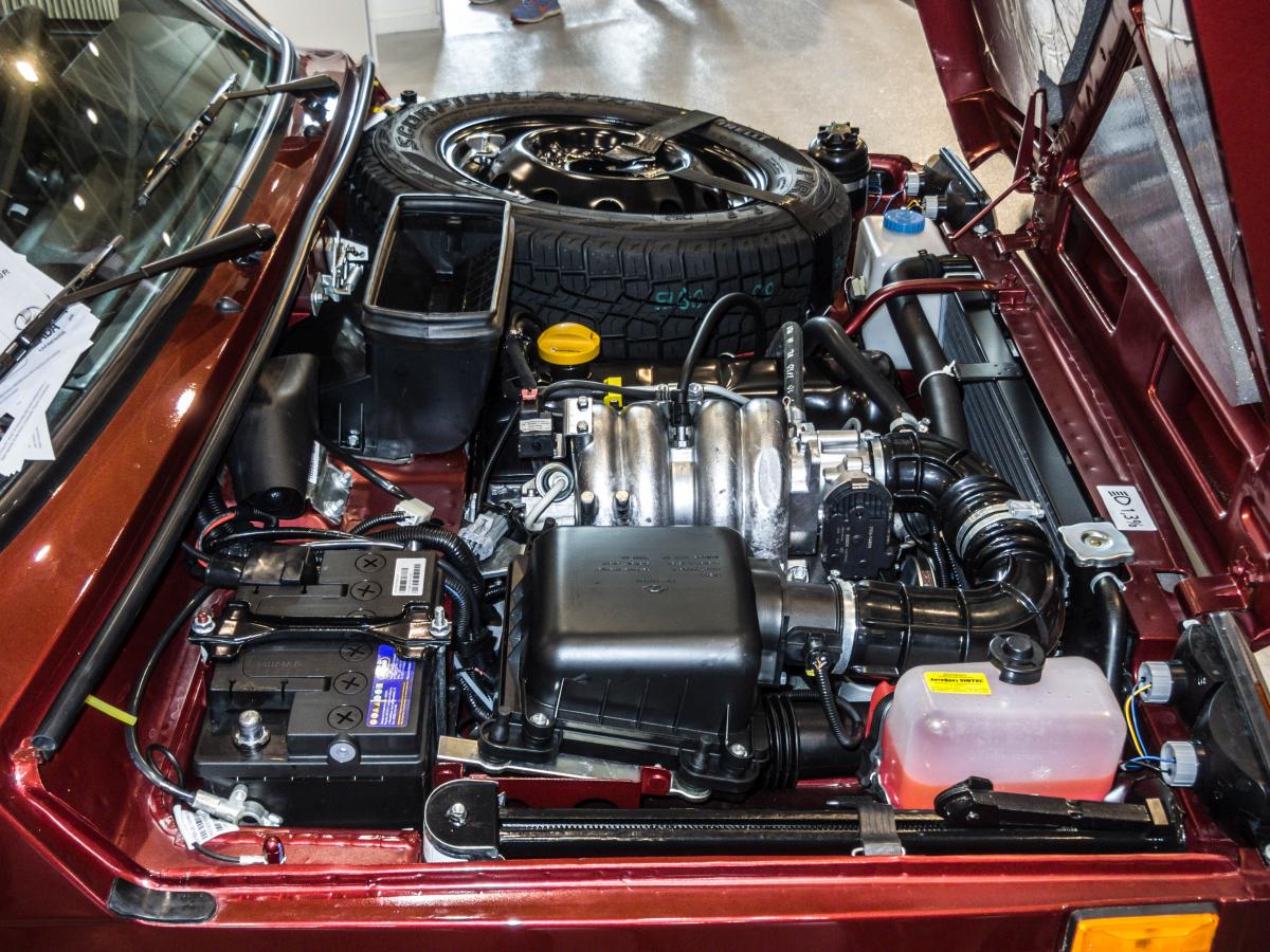 Motorraum des Lada 4x4 (früher Niva genannt). Ersatzreife inkludiert! Foto: Automobil und Tuning Show März, 2017.