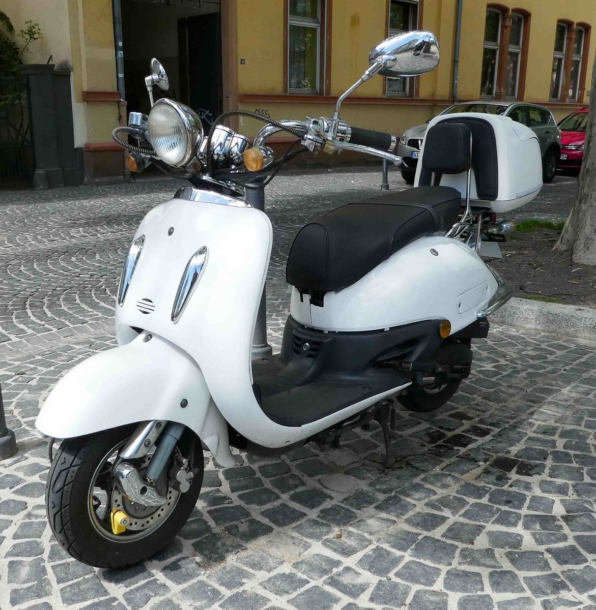 Motorroller im Retrolook steht im Mai 2017 in Wiesbaden