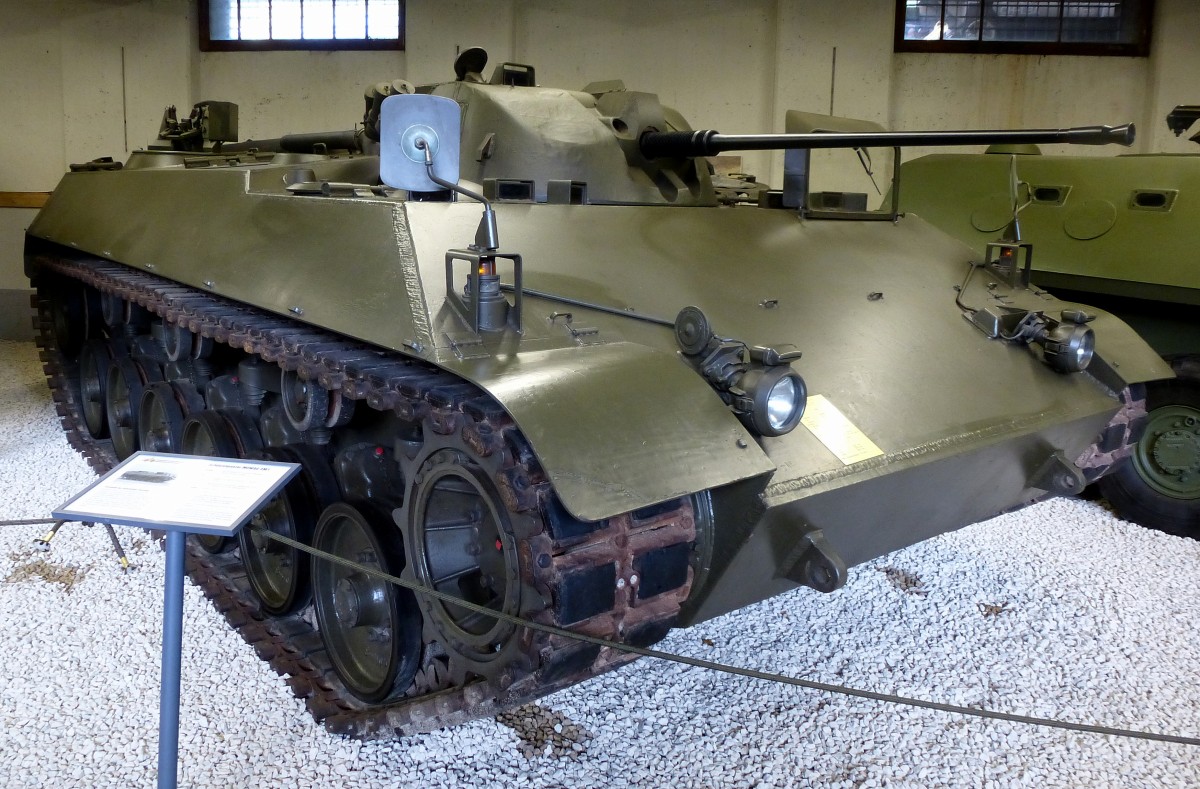 Mowag 3M1, Schweizer Schtzenpanzer, Prototyp von 1966, 430PS, Vmax.70Km/h, neben drei Besatzungsmitgliedern konnten acht Panzergrenadiere befrdert werden, Schweizerisches Militrmuseum Full, Juli 2015