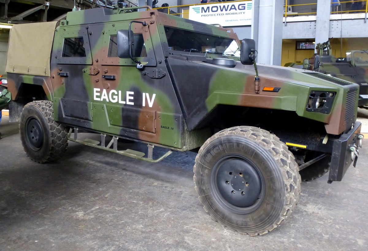 Mowag  Eagle IV 4x4 , Prototyp des Gelndefahrzeuges der Mowag GmbH in Kreuzlingen/Schweiz, Baujahr 2003, 250PS, Vmax.120Km/h, 4 Mann Besatzung, Schweizerisches Militrmuseum Full, Juli 2015