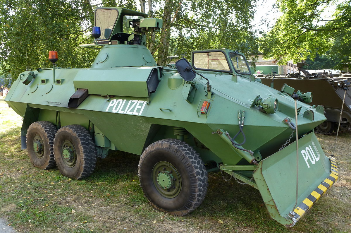 Mowag, gepanzertes Fahrzeug der Schweizer Polizei, ausgestellt beim 6.Internationalen Militärfahrzeugtreffen im Schweizerischen Militärmuseum in Full, Juli 2015
