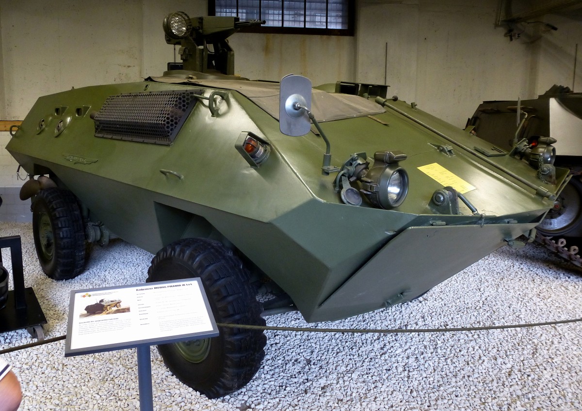 Mowag Piranha IB 4x4, 7 Tonnen schwerer amphibischer Radpanzer, Baujahr 1074, Besatzung bis 7 Mann, Vmax. Strae 100Km/h, Wasser 10Km/h, Schweizerisches Militrmuseum Full, Juli 2015