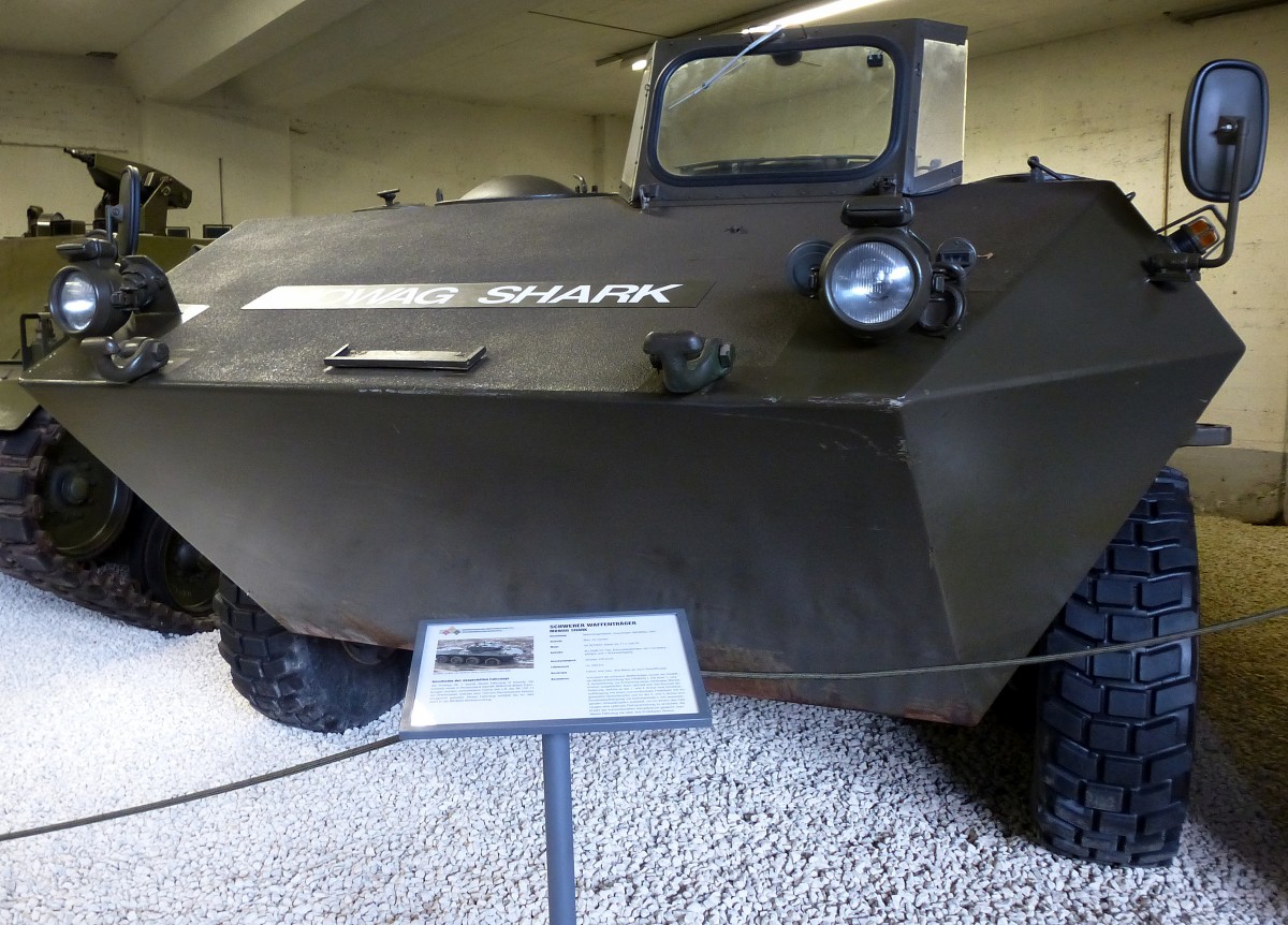 Mowag Shark, schwerer Radpanzer mit 22 Tonnen, Baujahr 1981, 530PS, Vmax.100Km/h, 4 Mann Besatzung, 3 Prototypen wurden gebaut, Schweizerisches Militärmuseum Full, Juni 2015