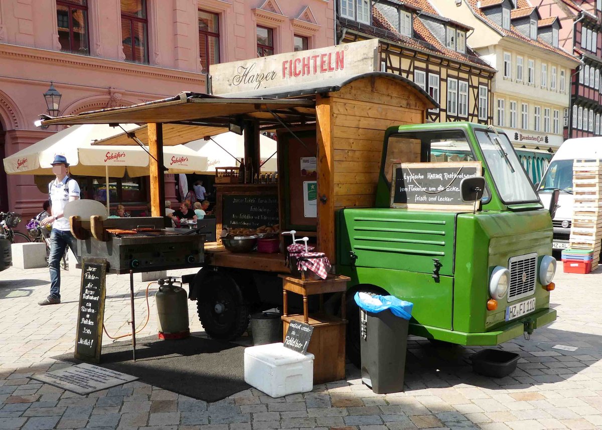 =Multicar M 22 als mobiler Grillstand, gesehen auf dem Wochenmarkt in Quedlinburg im Mai 2018