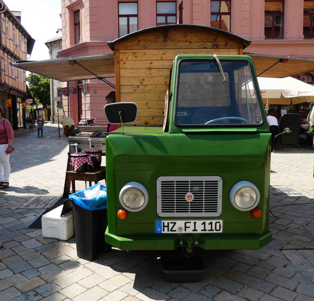 =Multicar M 22 als mobiler Grillstand, gesehen auf dem Wochenmarkt in Quedlinburg im Mai 2018