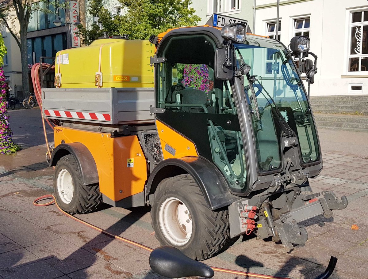 =Multihog CX 75 mit 1000 l-Tank unterwegs in Fulda zur Blumenbewässerung, 09-2019