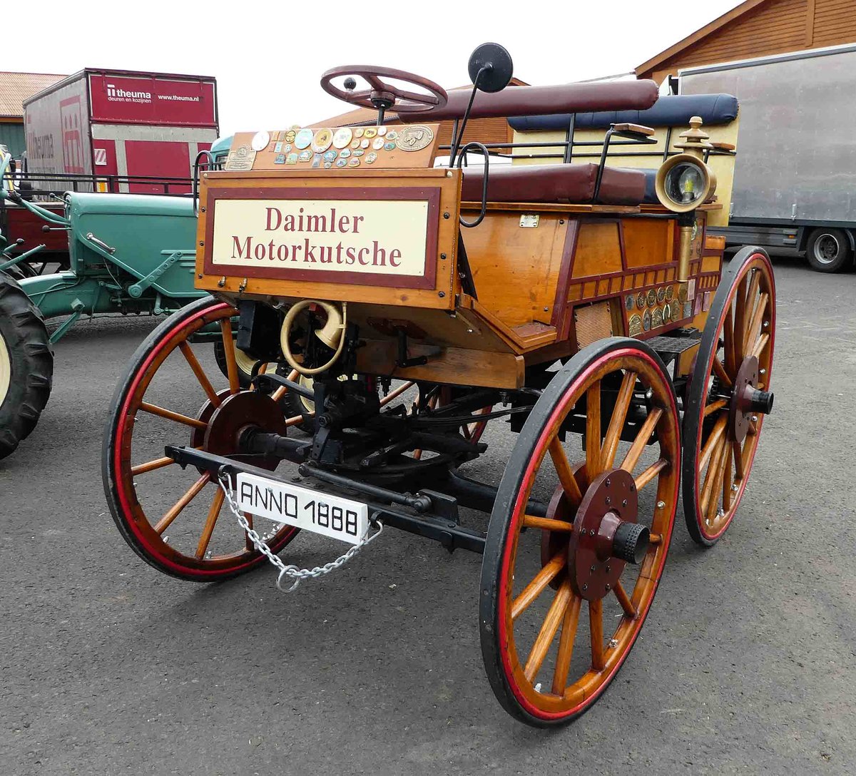 =Nachbau der Daimler Motorkutsche von 1888, gesehen bei der Bulldogmesse in Alsfeld im Oktober 2017