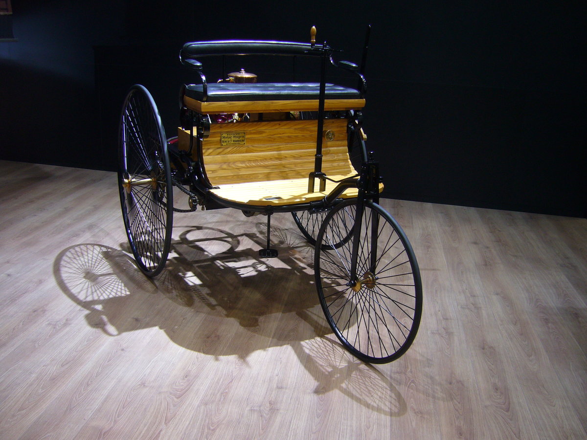 Nachbau des ersten Benz Patent Motorwagen, mit dem die legendäre Bertha Benz im August 1888 die erste Fernfahrt der Automobilgeschichte absolvierte. Angetrieben wurde dieses  Automobil  von einem liegend eingebauten, wassergekühlten Einzylindermotor. Dieser hatte einen Hubraum von 954 cm³ und leistete 0,75 PS. Techno Classica Essen am 14.04.2019.
