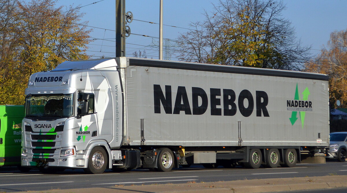 NADEBOR Transport und Baustoff GmbH mit einem Sattelzug mit SCANIA R 450 Zugmaschine am 14.11.22 Berlin Marzahn.