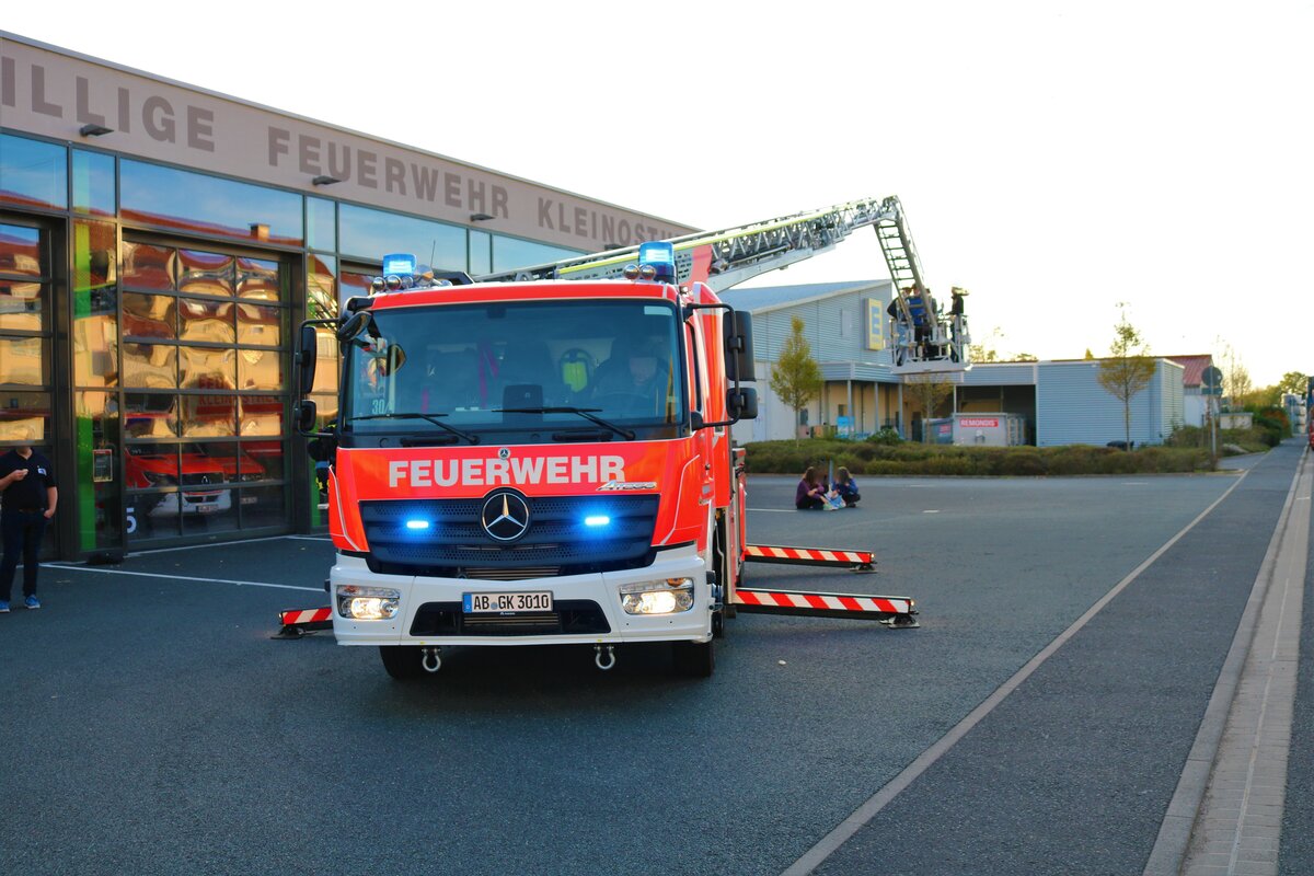 Nagelneue Mercedes Benz Atego Magirus DLK 23/12 der Feuerwehr Kleinostheim am 05.10.22 nach der Ankunft vom Werk