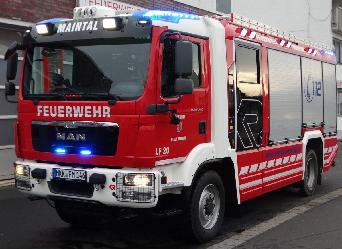 Nagelneues Feuerwehr Maintal LF20 mit dem Rufnamen Florian Maintal 1-46-1 am 30.12.15 in Dörnigheim. Mit LED Blaulicht und LED Arbeitsscheinwerfer 