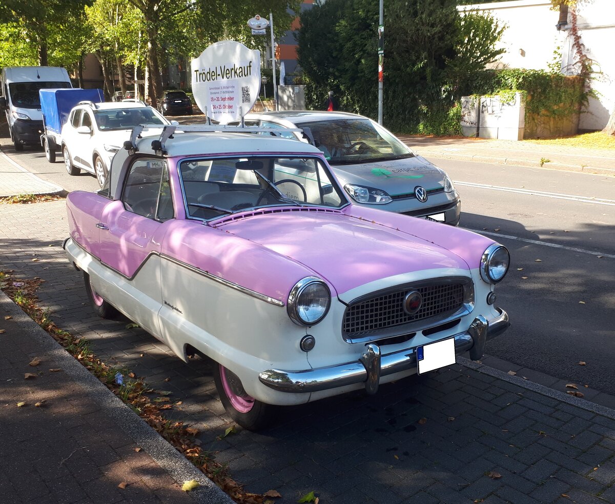 Nash Metropolitan Coupe, produziert in den Jahren von 1954 bis 1962. Der Metropolitan wurde bei Austin/GB gefertigt und war Anfangs mit dem Motor des Austin A40 best�ckt. Ab 1956 wurde dann der 1.5l Motor des Austin A50 Cambridge verbaut. Der Metropolitan verkaufte sich in den USA ca. 95.000 mal. In Europa, haupts�chlich Gro�britannien, wurden noch einmal ca. 10.000 Einheiten abgesetzt. Es gab alternativ auch eine eine Cabriolet-Version. Stra�enrandsichtung in M�lheim an der Ruhr-Speldorf am 02.10.2025.