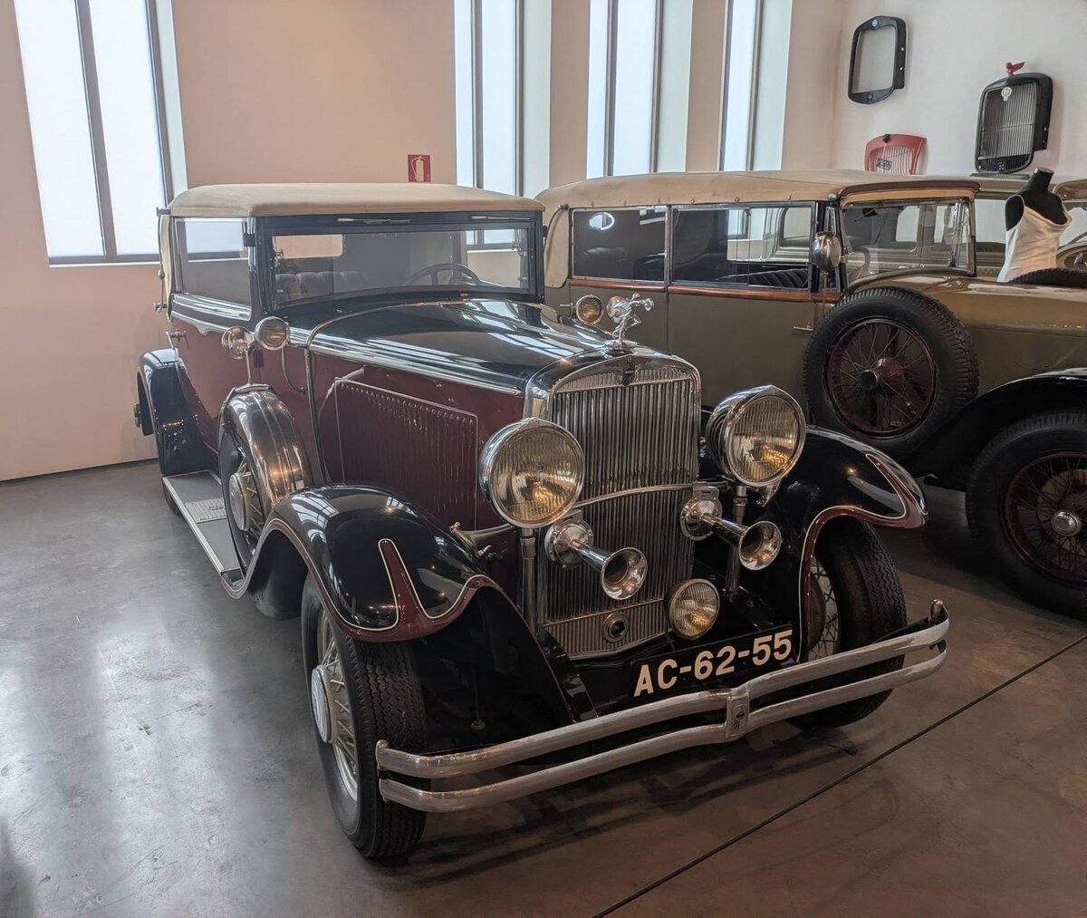 Nash Twin Ignition Eight Series 490. Es war das erste Modell der Marke aus Kenosha/Wisconsin das mit einem Achtzylindermotor ausgestattet war. Das Nash-Emblem auf dem Kühler stellt eine geflügelte „8“ dar. Der Achtzylinder-Reihenmotor hat einen Hubraum von 4.880 cm³ und leistet rund 100 PS. Je nach Karosserievarianten kostete ein solches Fahrzeug zwischen 1.625,00 und 2.260,00 US-Dollar. Die Kunden konnten aus elf verschiedenen Karosserievarianten wählen. Museo Automovilistico de Malaga/Spanien am 22.03.2026.