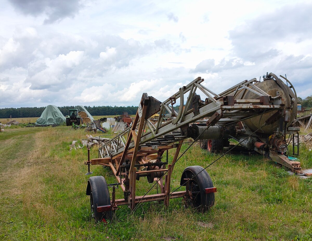 neben dem G�lleh�nger abgestellt  ein altes F�rderband, Rubkow, 19.08.26  gegen 
10:00 Uhr.