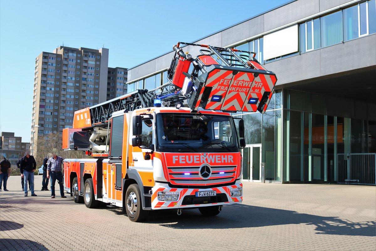 Neue Drehleiter Generation der Berufsfeuerwehr Frankfurt am Main. Mercedes Benz Atego DLK23/12 (Florian Frankfurt 1/30) am 30.03.19 vor der Hauptfeuerwache BLW1 in Eckenheim