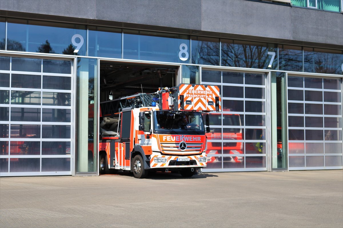 Neue Drehleiter Generation der Berufsfeuerwehr Frankfurt am Main. Mercedes Benz Atego DLK23/12 (Florian Frankfurt 1/30) am 30.03.19 vor der Hauptfeuerwache BLW1 in Eckenheim