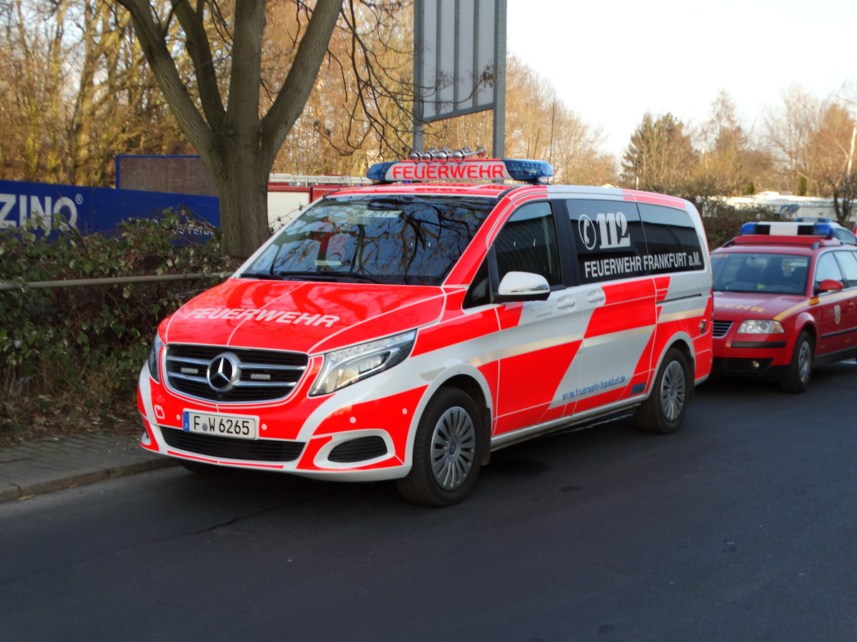 Neuer BF Frankfurt am Main Mercedes Benz V-Klasse ELW B-Dienst am 26.01.17 bei einen Großbrand in Maintal Bischofsheim 
