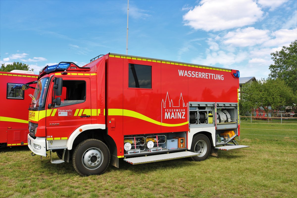 Neuer BF Mainz Mercedes Benz Atego GW-Wasserrettung (Florian Mainz 2/58) am 26.05.19 beim Jubiläumsfest der Feuerwehr Mainz Bretzenheim 