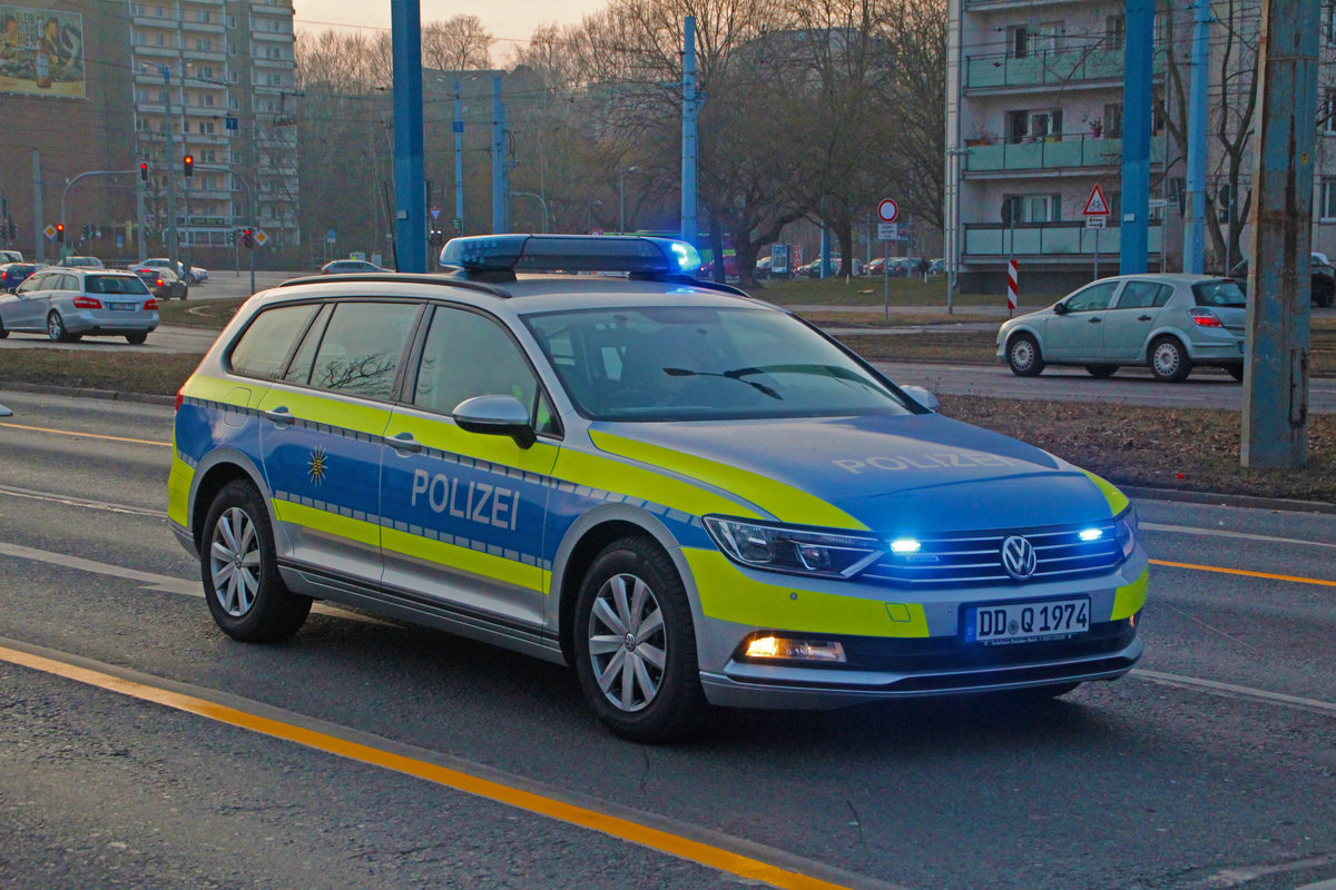 Neuer Funkstreifenwagen auf VW Passat B8 der neuesten Beschaffungsreihe der Landespolizei Sachsen zugehörig zur Polizeidirektion Chemnitz-Mitte auf Einsatzfahrt bei einer Demo am 05. 03. 2018