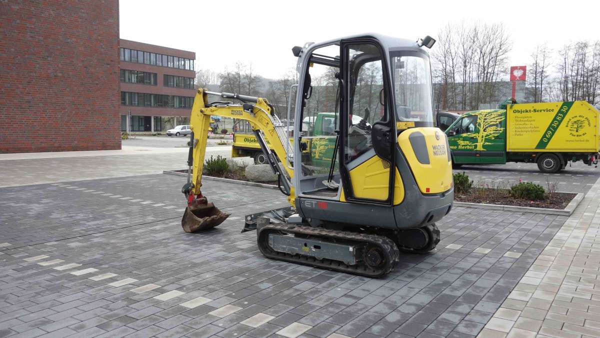 Neuson Minibagger steht auf einer Baustelle in Biebergemünd im Dezember 2015