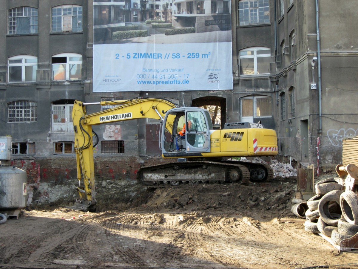 New Holland Kettenbagger bereitet den Bauaushub zum Verladen in Berlin-Charlottenburg vor. 17.02.2014