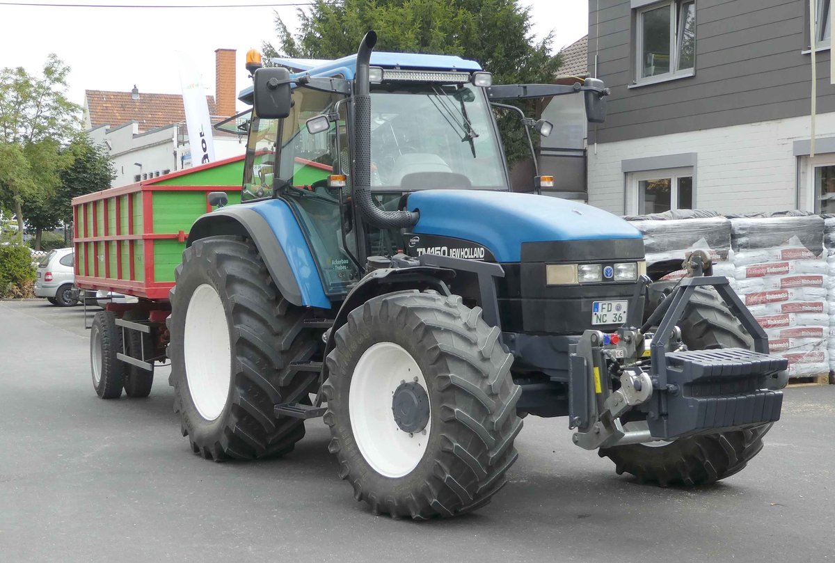 =New Holland TM 160 steht zur Getreideanlieferung auf dem Betriebshof der Raiffeisen-Warenzentrale in Hünfeld, 08-2019
