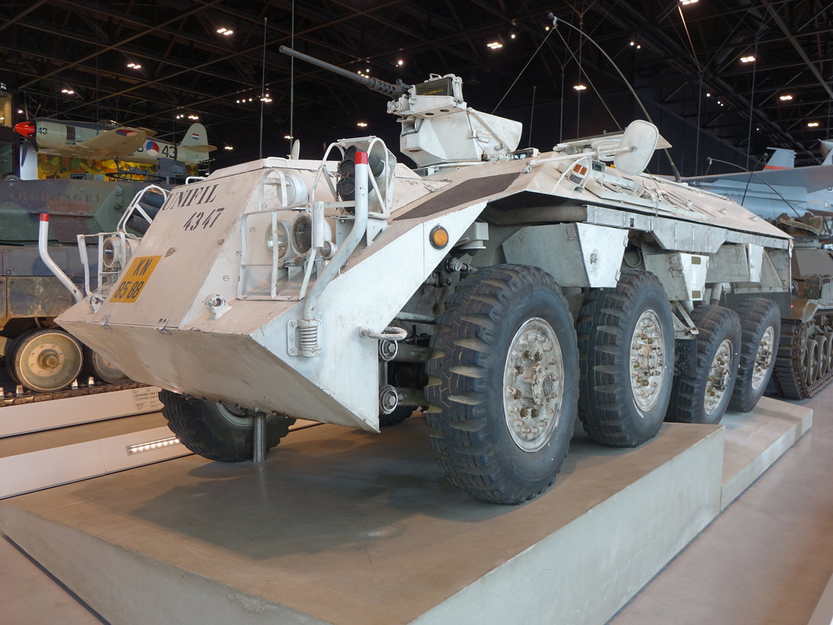 Niederl. Militärmuseum, DAF Schützenpanzer YP-408, gebaut von 1978 bis 1982, Gewicht 9.9 To, 6 Zyl. Diesel DAF DS 575, Reichweite bis 300 Km (21.08.2016)