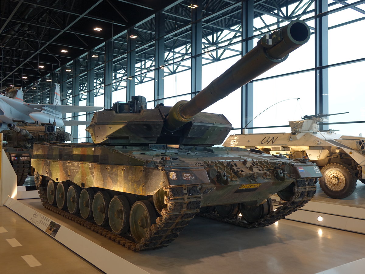 Niederl. Militärmuseum, Panzer Leopard 2A6, Hersteller Krauss-Maffei, Gewicht 59500 Kg, 120 mm Kanone (21.08.2016)