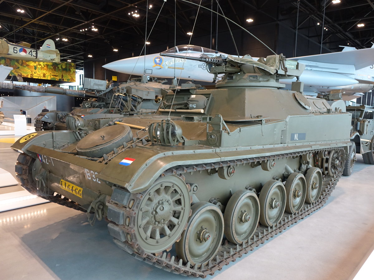 Niederl. Militärmuseum, Schützenpanzer AMX, Hersteller Atelier de Construction Issy-les-Moulineaux, gebaut von 1964 bis 1984 (21.08.2016)
