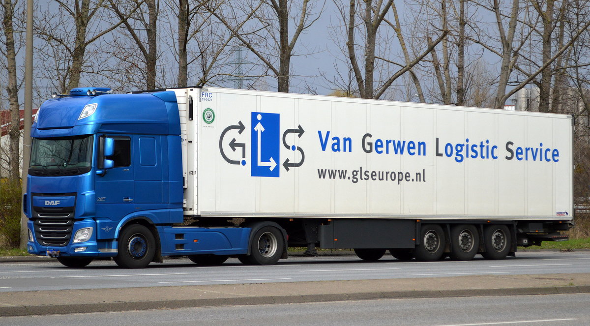 Niederländischer Sattelzug der Spedition Van Gerwen Logistic Service mit Kühlthermoauflieger und DAF XF EURO 6 460 PS Zugmaschine am 13.03.20 Berlin Marzahn.