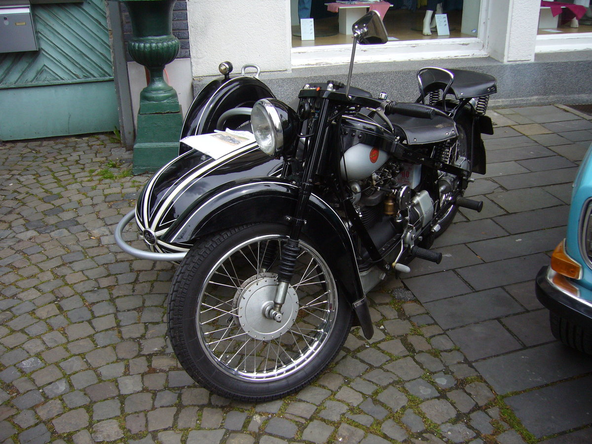 Nimbus 750 mit Steibbeiwagen aus dem Jahr 1939. Die Firma Fisker & Nielsen aus Kopenhagen baute von 1906 bis 1957 Motorräder. Das abgelichtete Modell hat einen Hubraum von 750 cm³ und leistet 22 PS. Oldtimertreffen Essen-Kettwig am 01.05.2018.
