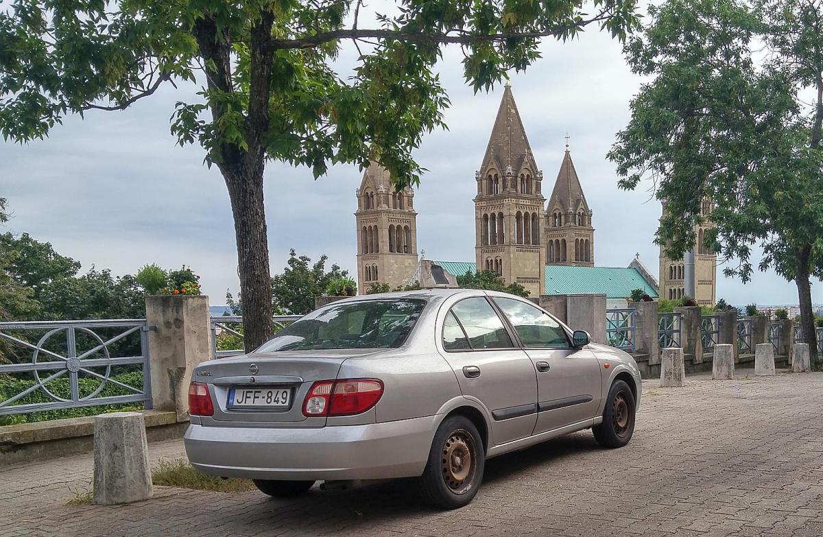 Nissan Almera und der Pécser Dom im Hintergrund. Foto: Sommer, 2019