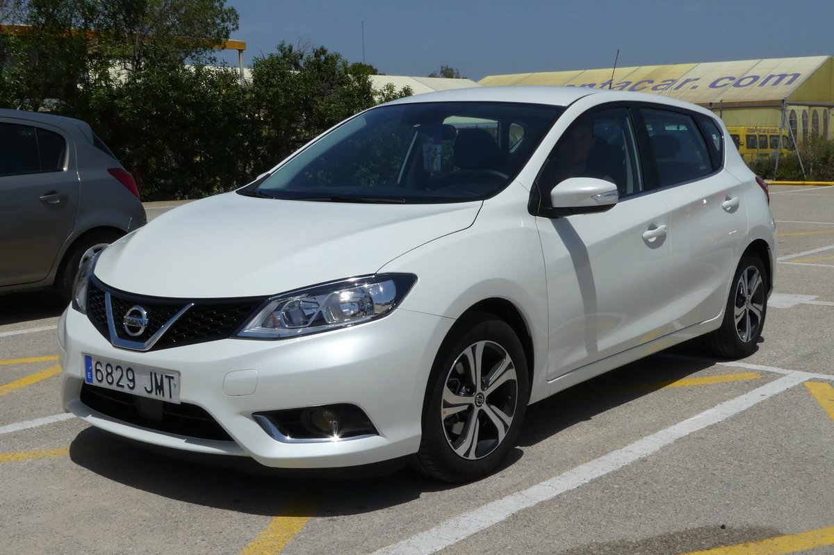 Nissan des Autovermieters  HIPER , gesehen in Palma im Mai 2016
