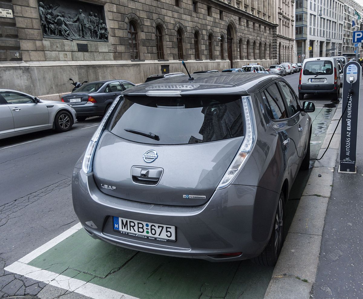 Nissan Leaf in der Innenstadt von Budapest. Aufnahmezeit: 30.05.2014