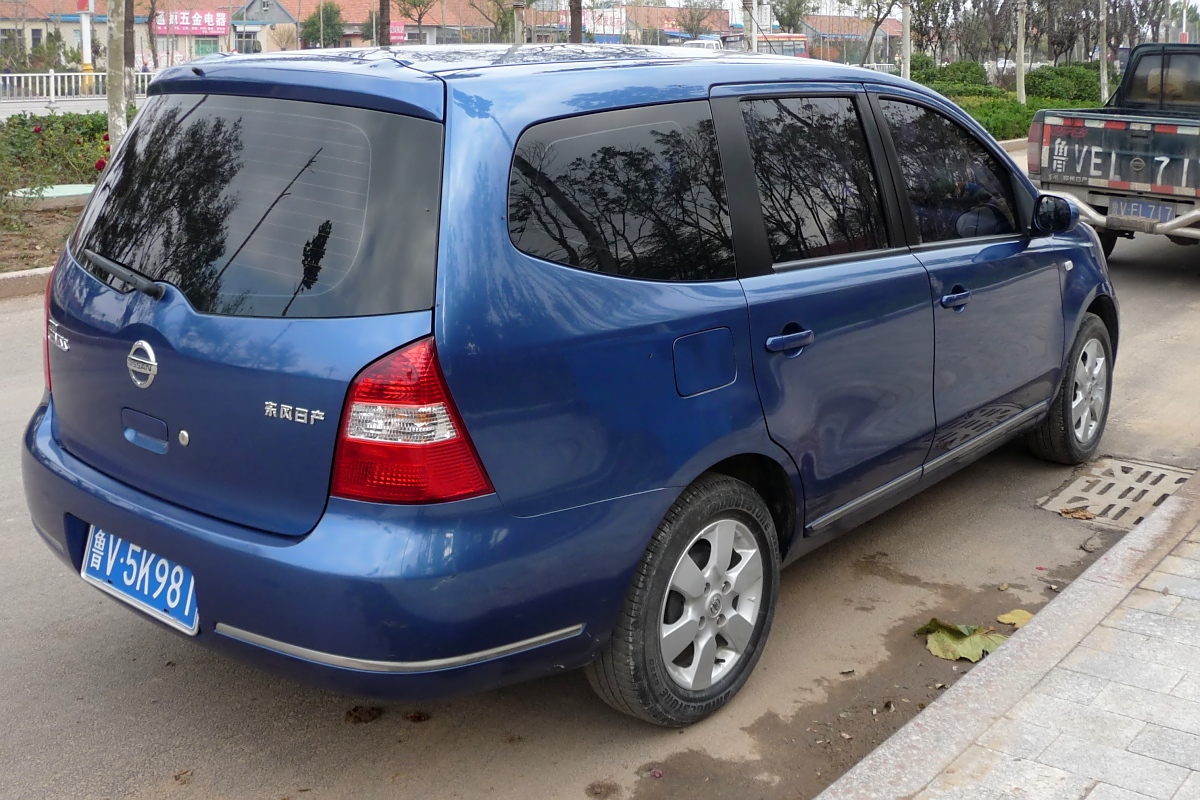 Nissan Livina Geniss heißt dieser siebensitzige Minivan. 
Gesehen in Shouguang, 6.11.11
