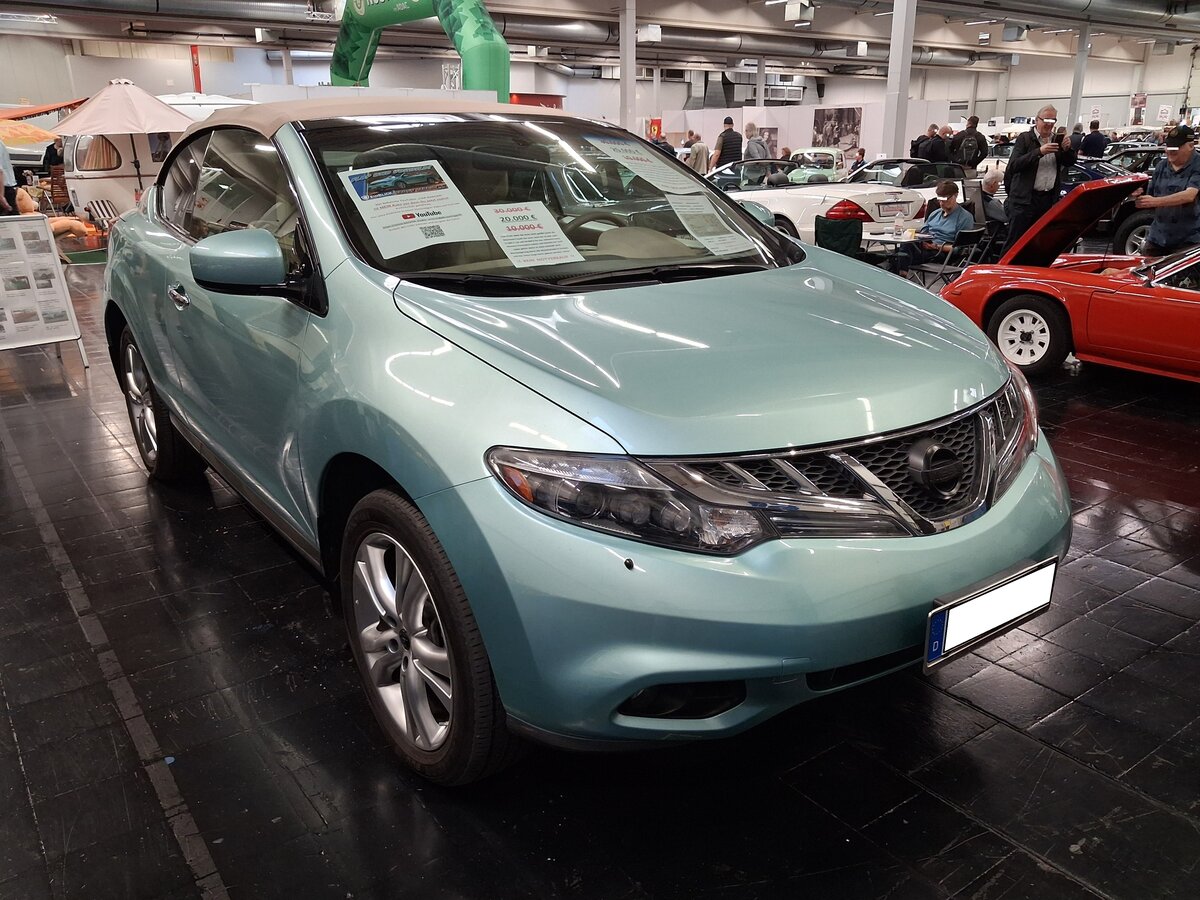 Nissan Murano Cross Cabriolet. Das Nissan Murano Cross Cabriolet war weltweit das erste serienm��ige SUV-Cabriolet mit einem elektrischen Stoffverdeck. Zwischen den Jahren 2011 bis 2014 entstanden nur rund 6000 dieser Fahrzeuge, die haupts�chlich in den USA verkauft wurden. Offiziell wurde das Modell hier nie angeboten, weshalb es auf deutschen Stra�en extrem selten ist. Das gezeigte Fahrzeug im Farbton dolphinsilver wurde erstmalig im M�rz 2012 in den USA zugelassen. Dieser Murano wird von einem V6-Motor angetrieben, der aus einem Hubraum von 3498 cm� 256 PS generiert. Techno Classica Salon in Dortmund am 25.09.2026.