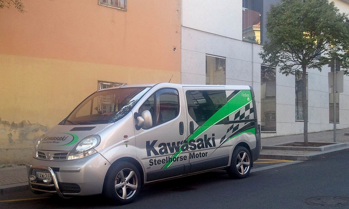 Nissan Primastar (Renault Trafic mit Nissan Logo) eines Kawasaki Händlers, gesehen am 13.09.2015