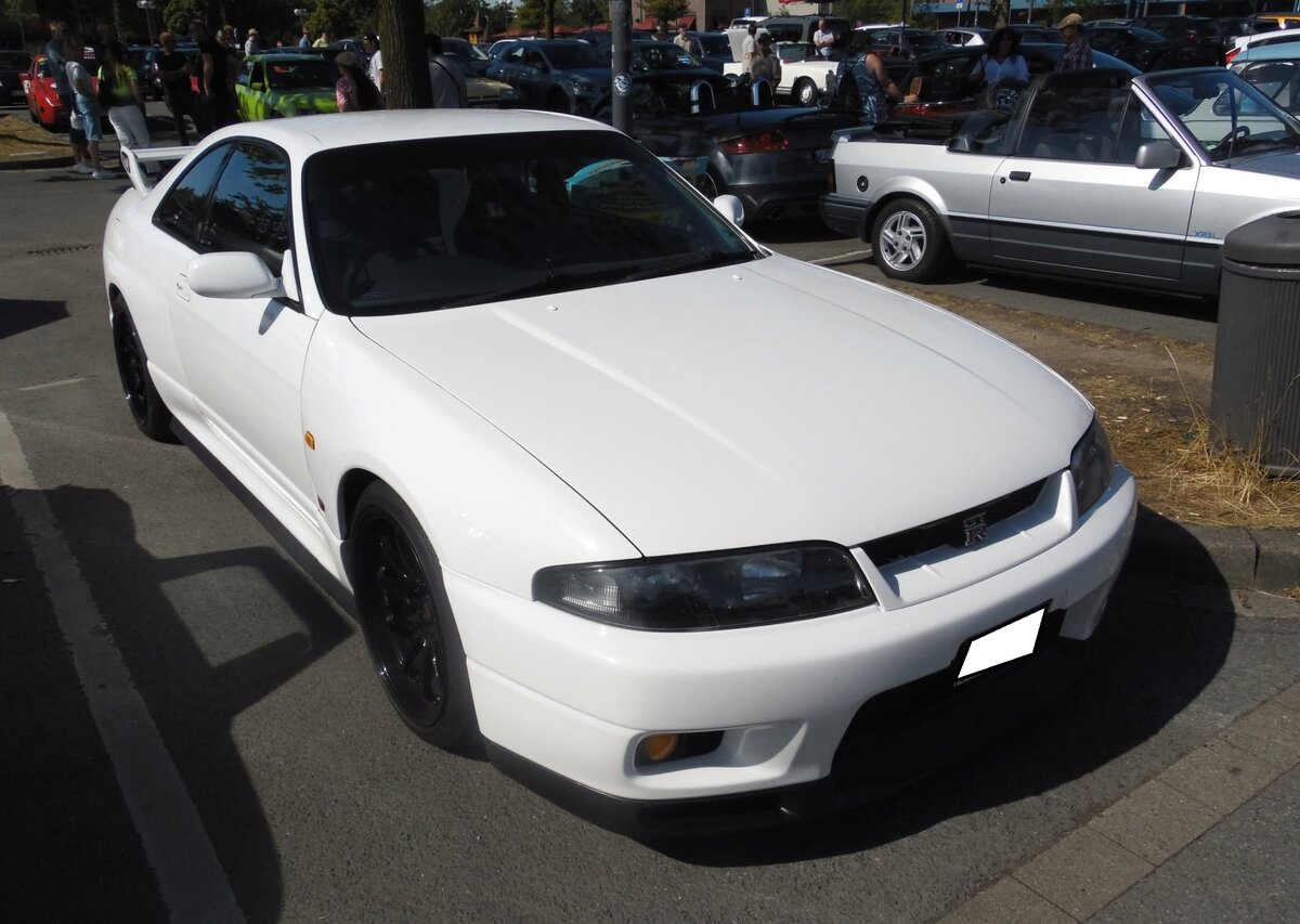 Nissan Skyline R33 GT. Diese Skyline-Baureihe wurde von 1993 bis 1998 produziert. Auch diese Baureihe war, wie die Vorg�ngermodelle, wieder als viert�rige Limousine und zweit�riges Coupe lieferbar. Das abgelichtete Coupe ist mit dem 2.5l Sechszylinderreihenmotor ausger�stet. Ganz genau betr�gt der Hubraum 2498 cm�. Serienm��ig leistet dieses Sportcoupe zwischen 245 PS und 250 PS. Oldtimertreffen am  Cafe del Sol  in Gelsenkirchen am 09.08.2026.