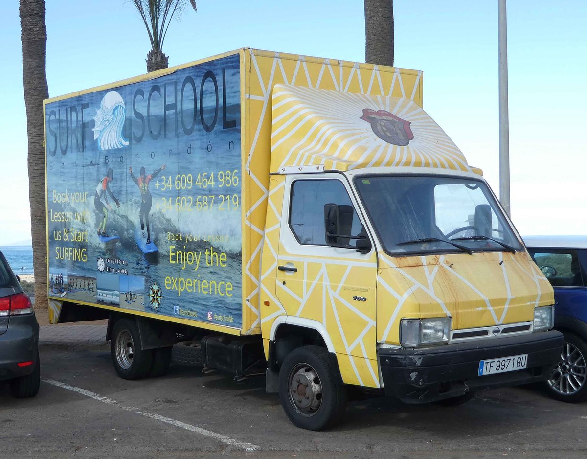 =Nissan einer Surfschule steht im Januar 2019 in Playa de las Americas